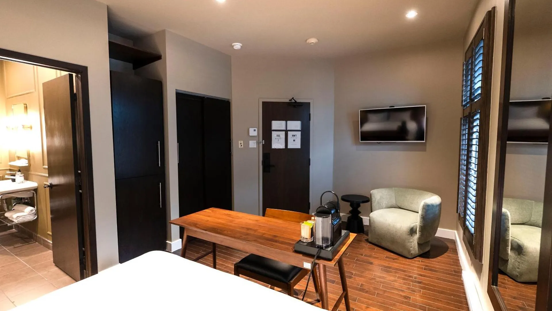 Aparthotel Self Check-In Boutique Hotel - Quartier Latin - Room 302 Montreal Canada